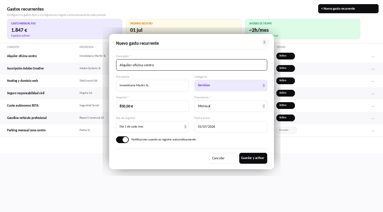 Panel de gestión de gastos recurrentes en software de facturación, mostrando formulario para crear nuevo gasto con campos de concepto, proveedor, importe y frecuencia